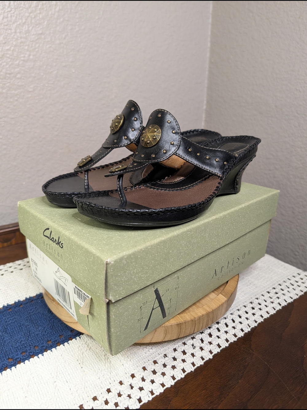 Clarks Artisan Black Leather Wedge Thong Sandals Gold Metal Accents